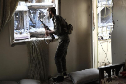 Un soldado de las Fuerzas Democráticas Sirias en Raqqa el pasado mes de julio.-AP / SARAH EL DEEB