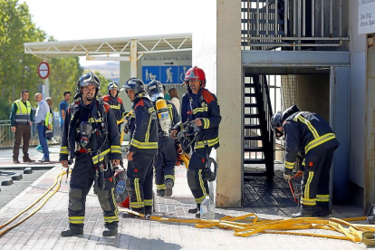 Los bomberos durante su intervención en el Hospital Virgen de la Vega.-ICAL