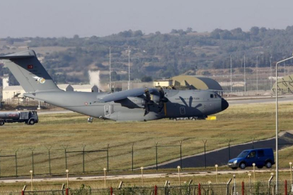 Un avión militar de transporte turco, aparcado en la base aérea de Incirlik, en la ciudad sureña de Adana, en julio del 2015.-REUTERS / MURAD SEZER