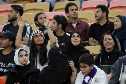 Aficionadas locales, antes del Madrid-Valencia, en las gradas del estadio de Yeda (Arabia Saudí).-