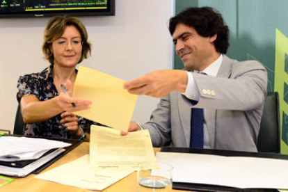 Alfonso de la Lastra firma el convenio de colaboración con Isabel García Tejerina al lado y junto a ella Anselmo García . / ÁLVARO MARTÍNEZ-