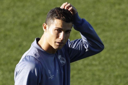 Ronaldo, durante el entrenamiento del Madrid del martes en Valdebebas.-EFE / SERGIO BARRENECHEA
