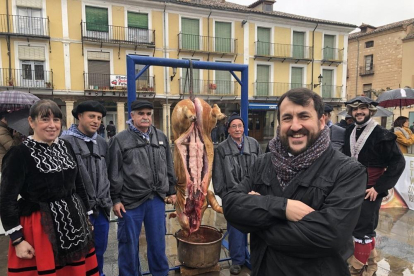 Armando García González, en primer plano con los brazos cruzados, ante el rito de la matanza representado en la Plaza Mayor de El Burgo de Osma.-- E.M.