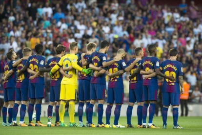 Los jugadores del Barça, durante el respetuoso silencio por las víctimas del atentado de Barcelona y Cambrils.-JORDI COTRINA