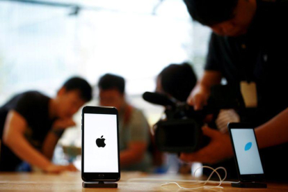 Imagen del iPhone 7 en una tienda de Apple de Pequín.-REUTERS / THOMAS PETER