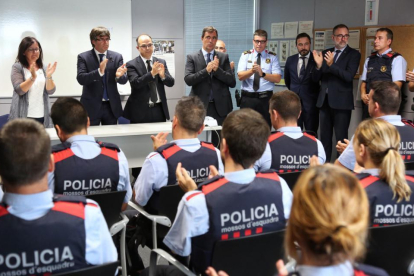 El president Puigdemont durante su visita en la comisaría de los Mossos en Cambrils, el pasado viernes-JORDI BEDMAR