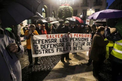 Protesta de pensionistas en la plaza de Sant Jaume de Barcelona.-JOAN PUIG
