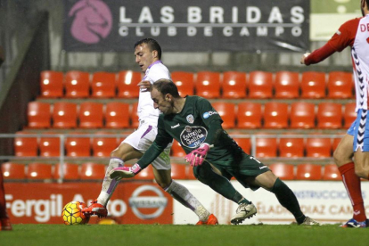 Pablo Valcarce aprovecha el error de José Juan y marca el gol de la victoria en Lugo el año pasado.-Área 11