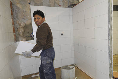 Un trabajador extranjero enSoria, en una imagen de archivo. / VALENTÍN GUISANDE-