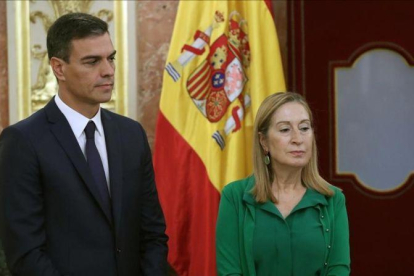 Pedro Sánchez y Ana Pastor, este jueves en el Congreso.-ZIPI (EFE)