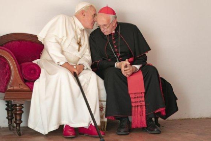 Benedicto XVI (Anthony Hopkins) y Francisco (Jonathan Pryce), en ’Los dos Papas’-