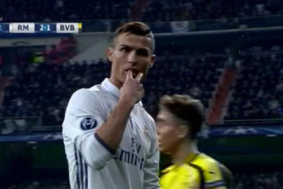 El gesto polémico de Cristiano Ronaldo, en el Bernabéu.-
