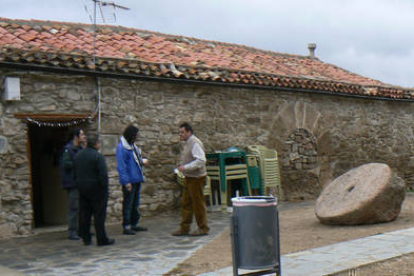 Exterior del edificio del Teleclub donde se puede apreciar la antigua entrada a la ermita. / EVA SÁNCHEZ-