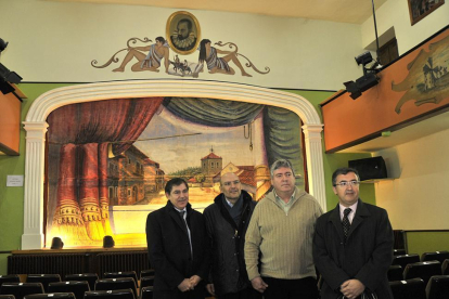 Responsables de la Junta junto al alcalde de Navaleno, Paulino Herrero, ayer en el teatro Cervantes-V. G.