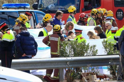 Personal de emergencia, en la zona del accidente.-AFP / PAU BARRENA