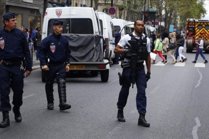 Despliegue policial por la falsa alerta terrorista en París.-AP / FRANÇOIS MORI