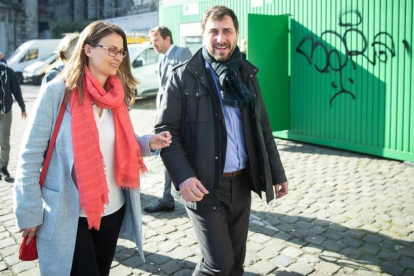 Meritxell Serret y Toni Comín, este miércoles, a su salida del palacio de justicia de Bruselas. /-AFP