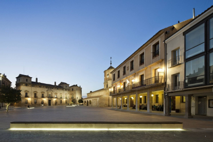 Plaza Mayor de Almazán, con la casa consistorial a la derecha. HDS