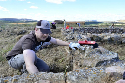 Un participante de las excavaciones de Numancia.-ÁLVARO MARTÍNEZ