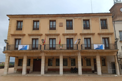 El Ayuntamiento de Almazán con dos banderas del conjunto adnamantino. Twitter Almazán
