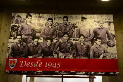 El Centro Cultural Palacio de la Audiencia acogió ayer los primeros actos organizado por el C.D. Numancia con motivo de su 70 aniversario. Un acto emotivo en el que el escenario soriano vistió su mejores galas y en el que se rindió un tributo a parte de estos 70 años de historia mediante dos mesas redondas. 
El acto los abrió el presidente del C.D. Numancia, Francisco Rubio Garcés, con un breve pero emotivo discurso de bienvenida a las casi 500 personas que abarrotaron el Palacio de la Audiencia. «Este es un acto sencillo y emotivo que queremos compartir con todos vosotros» señaló el máximo responsable de la entidad rojilla en referencia a todos los que forman la familia numantina, desde la plantilla hasta los aficionados.