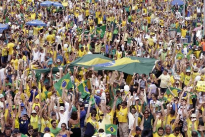 Manifestación contra la presidenta Dilma Rousseff en Brasilia, la capital.-EFE / FERNANDO BIZERRA Jr