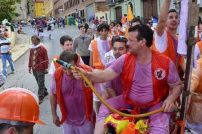 La bajada de las Bailas se completa con una merienda junto al río acompañados de la banda / Los efectivos de emergencias de Cruz Roja atienden a 13 personas, si bien todas con heridas leves / El desfile hasta el Duero estuvo precedido por una importante tormenta