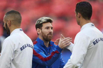 Leo Messi y Cristiano Ronaldo se saludan, en el Camp Nou.-EFE / ALEJANDRO GARCÍA