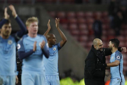 Guardiola felicita a Agüero (a la derecha) al final del partido.-LEE SMITH