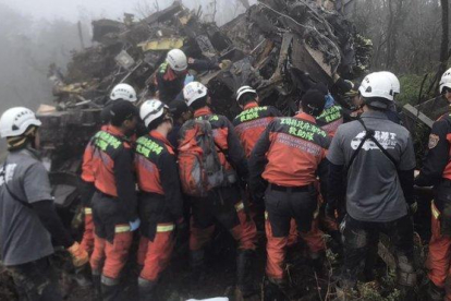 Un equipo de rescate inspecciona los restos del helicóptero  donde viajaba el jefe del Estado Mayor del Ejército de Taiwán.-EFE