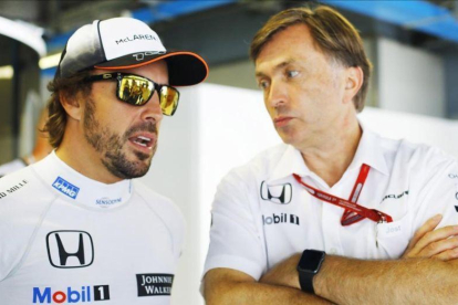 Jost Capito conversando con Fernando Alonso.-EFE