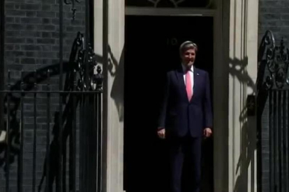 Kerry, que no se había dado cuenta de que la puerta estaba entornada, se golpea con la hoja.-