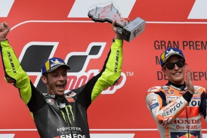 Valentino Rossi (Yamaha) y Marc Márquez (Honda) compartieron podio, el pasado domingo, en Termas de Río Hondo (Argentina).-AFP / JUAN MABROMATA