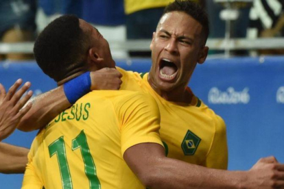 Neymar se abraza con Gabriel Jesús en el partido contra Dinamarca.-AFP / NELSON ALMEIDA