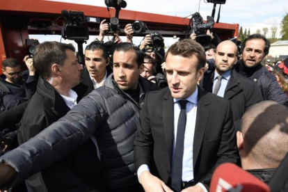 Macron, durante su visita a la factoria de Whirlpool en Amiens.-ERIC FEIDERBERG / AP