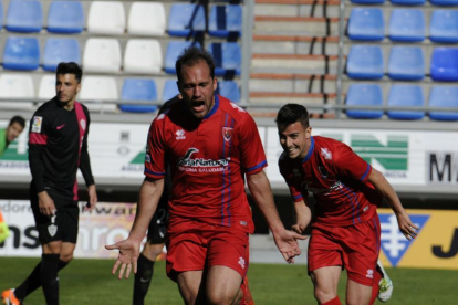 Unai Medina celebra el gol marcado ante el Almería.-DIEGO MAYOR
