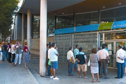 Cola de parados en una oficina del Servei d'Ocupació de Catalunya (SOC) en Terrassa.-ALBERT BERTRAN