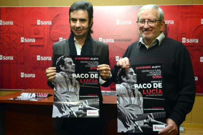 Pedro Navarro y Jesús Bárez sostienen los carteles del recital.-ÁLVARO MARTÍNEZ