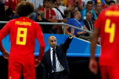 Robert Martínez da instrucciones con Fellaini y Kompany en primer plano-ESTEBAN RIVA