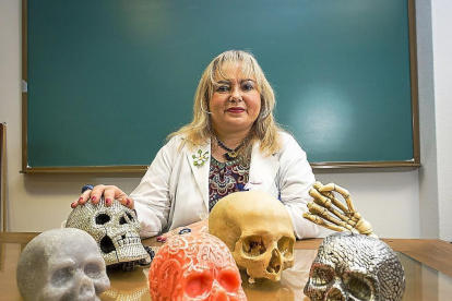La profesora Mercedes Martínez en la Facultad de Medicina de la Universidad de Valladolid.-- PHOTOGENIC