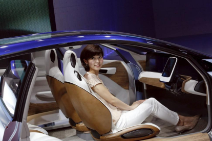 Una mujer en el 'concept car' Nissan IDS en el Salón del Automóvil de Pekín.-REUTERS / KIM KYUNG-HOON
