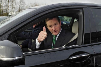 El primer ministro irlandés Enda Kenny, saluda tras votar en un colegio electoral en Castlebar, Irlanda.-EFE / AIDAN CRAWLEY