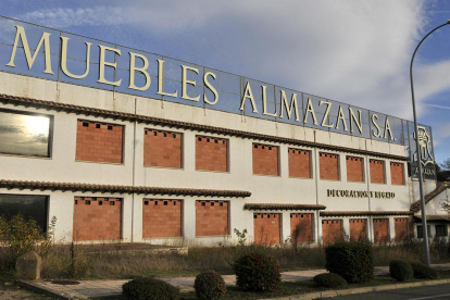 Fachada de las instalaciones de Muebles Almazán, en la entrada a la localidad desde Soria.-V.G.