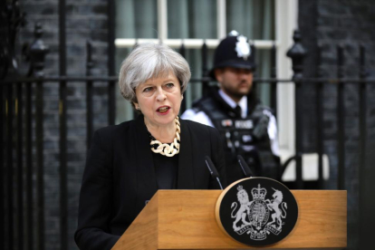 La primera ministra británica Theresa May plantea revisar la estrategia antiterrorista y afirma que el terrorismo no se puede erradicar solo militarmente.-REUTERS / KEVIN COOMBS
