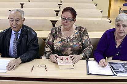 Claudio Gallego, Paquita Pastor y Jose Salado, en el aula de la Universidad en la que dan clase. / Á.M.-
