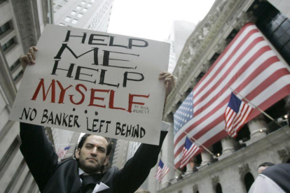 Protesta por el caso de las 'subprime' ante la Bolsa de Nueva York.-Mary Altaffer / AP