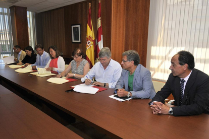Milagros Marcos firma el convenio con los Grupos de Acción Local-V.G.
