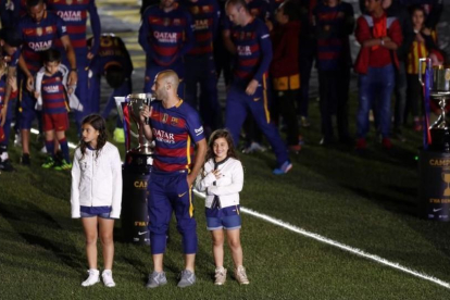 Mascherano, con sus hijas, en la fiesta del doblete en el Camp Nou.-JULIO CARBÓ