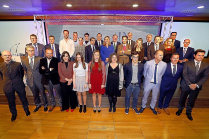 Foto de familia de los premiados y las autoridades tras la entrega de los VII Premios Innovadores-J.M.LOSTAU / MIGUEL ÁNGEL SANTOS