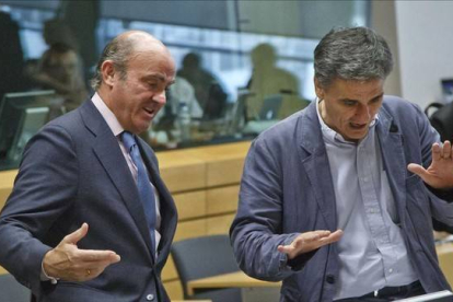 Guindos (izquierda) conversa con el nuevo ministro griego de Finanzas, Euclid Tsakalotos, este martes en Bruselas.-Foto: AP / MICHEL EULER
